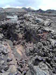 ein rauchender Vulkan auf Galapagos